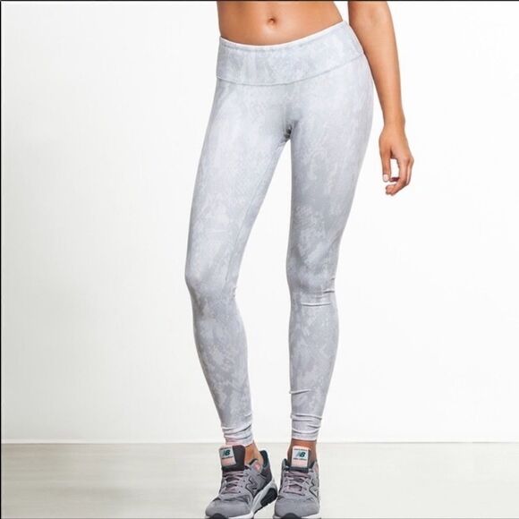 Nwot Alo Yoga airbrush white python print sz xs - Picture 1 of 9
